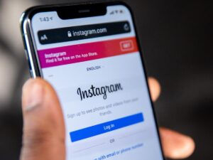 Italy banned music on instagram stories